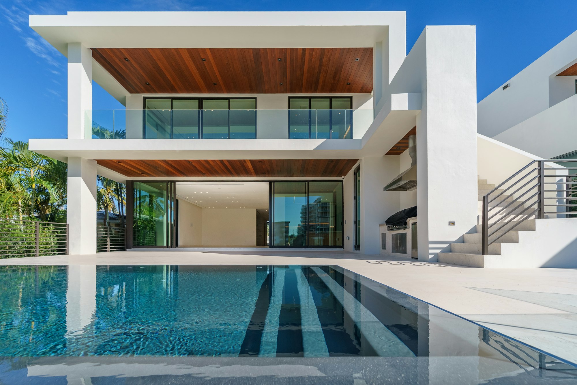 Residencia blanca con piscina