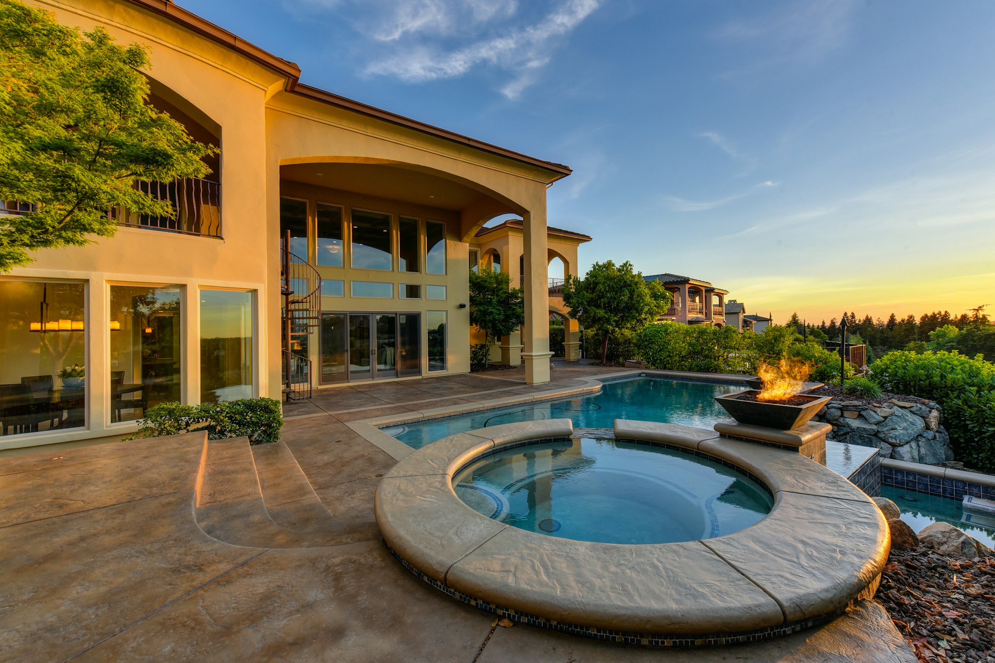 Residencia con piscina al atardecer
